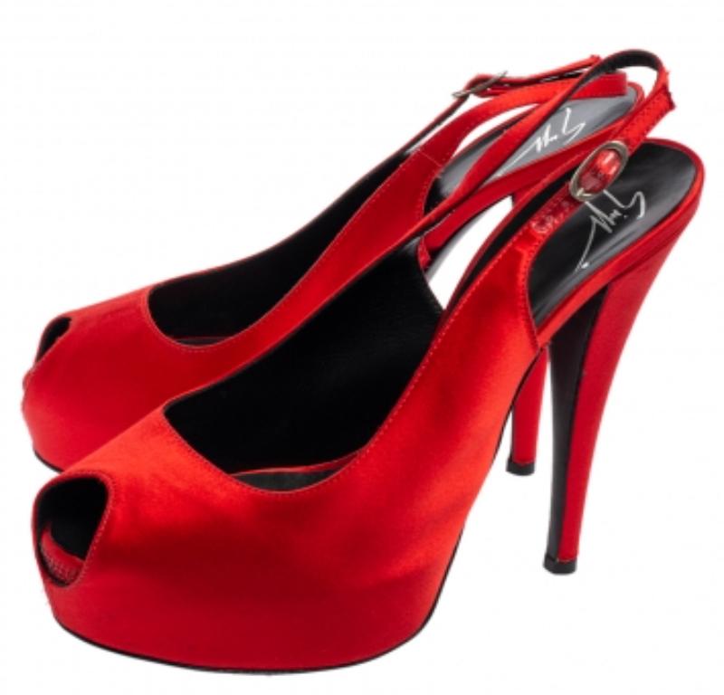Giuseppe Zanotti Red Satin  Peep Toe Slingback Pumps Size 41 In Good Condition For Sale In Dubai, Al Qouz 2