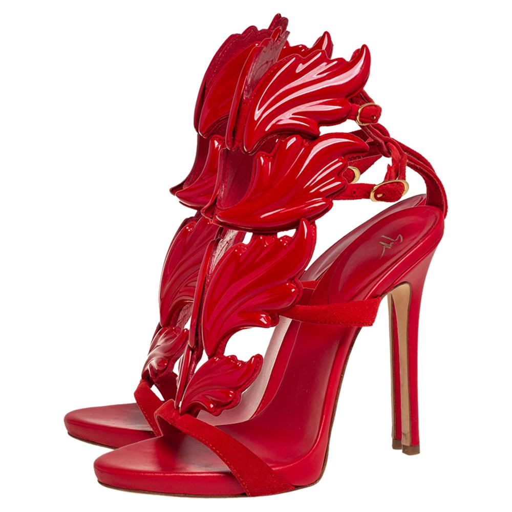 Giuseppe Zanotti Rot Wildleder und Leder Cruel Wing Sandalen Größe 36.5 im Zustand „Gut“ in Dubai, Al Qouz 2