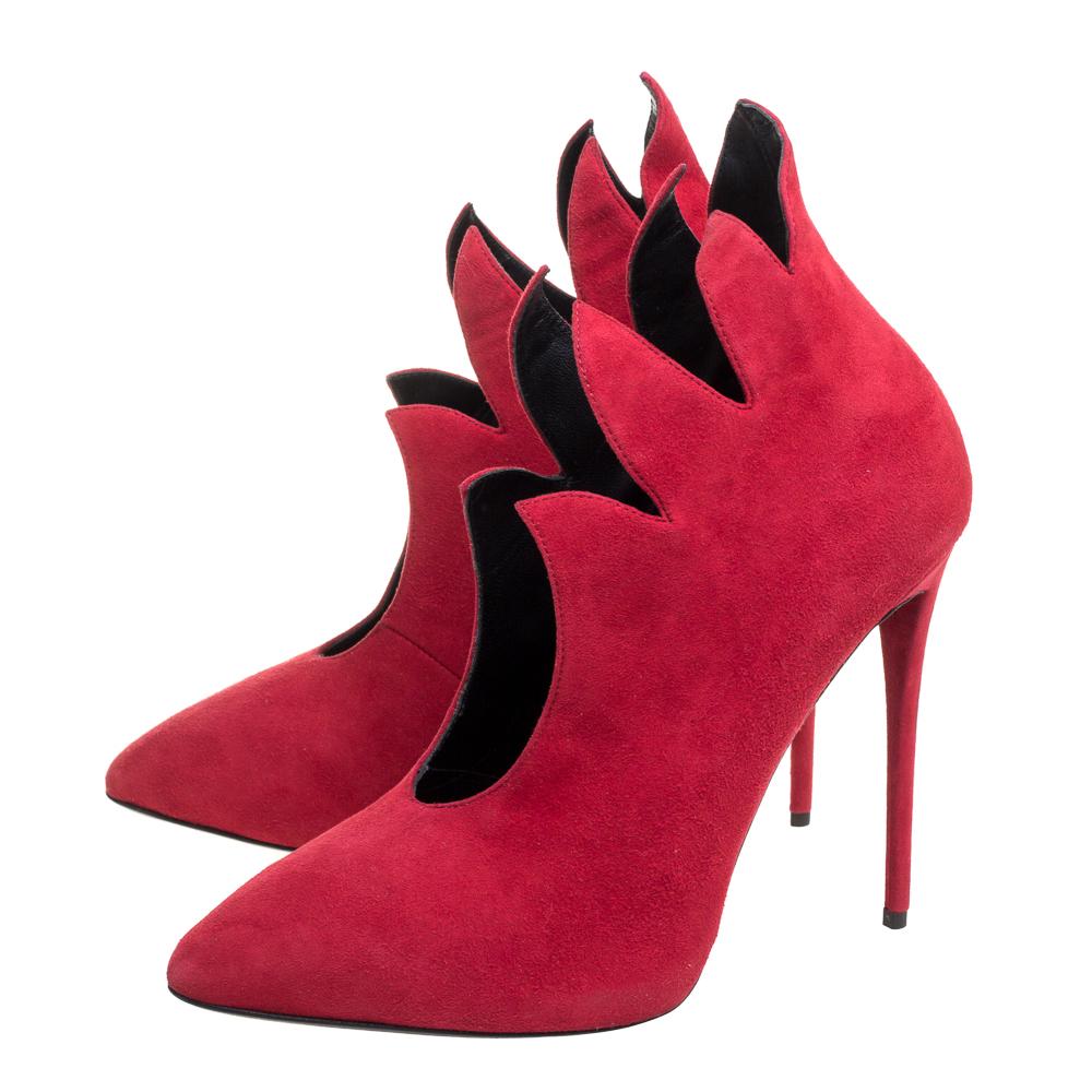 Giuseppe Zanotti Red Suede Leather V Neck Pointed Toe Pumps Size 40 In Good Condition For Sale In Dubai, Al Qouz 2