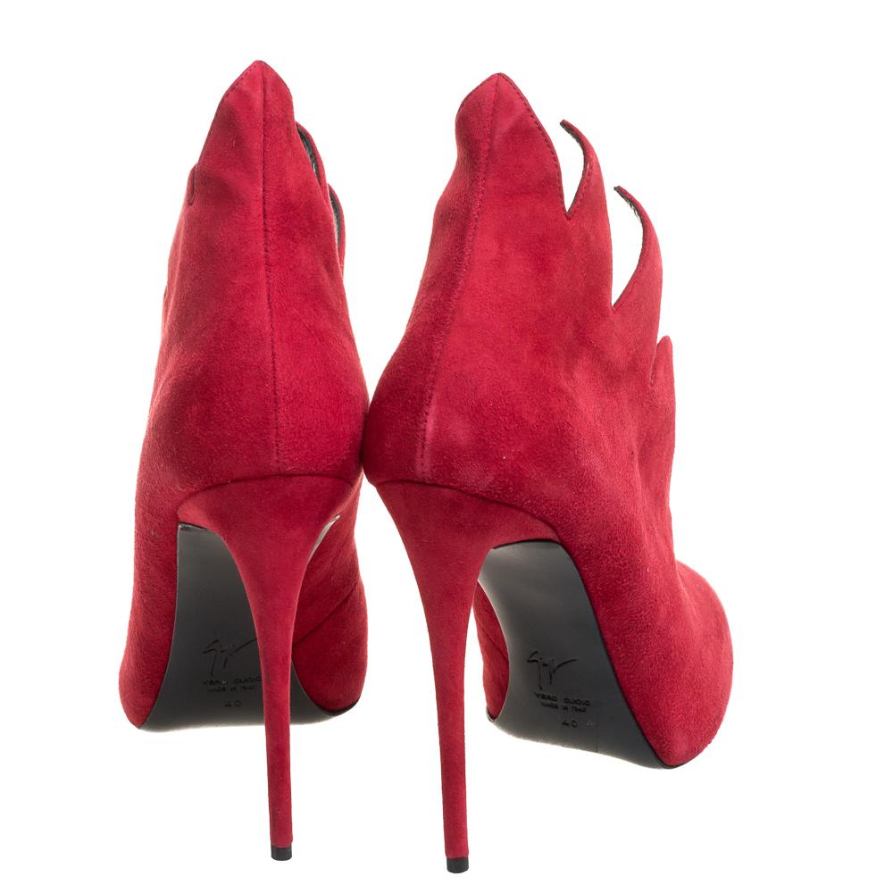 Giuseppe Zanotti - Escarpins à bout pointu en cuir et daim rouge avec col en V, taille 40 Pour femmes en vente