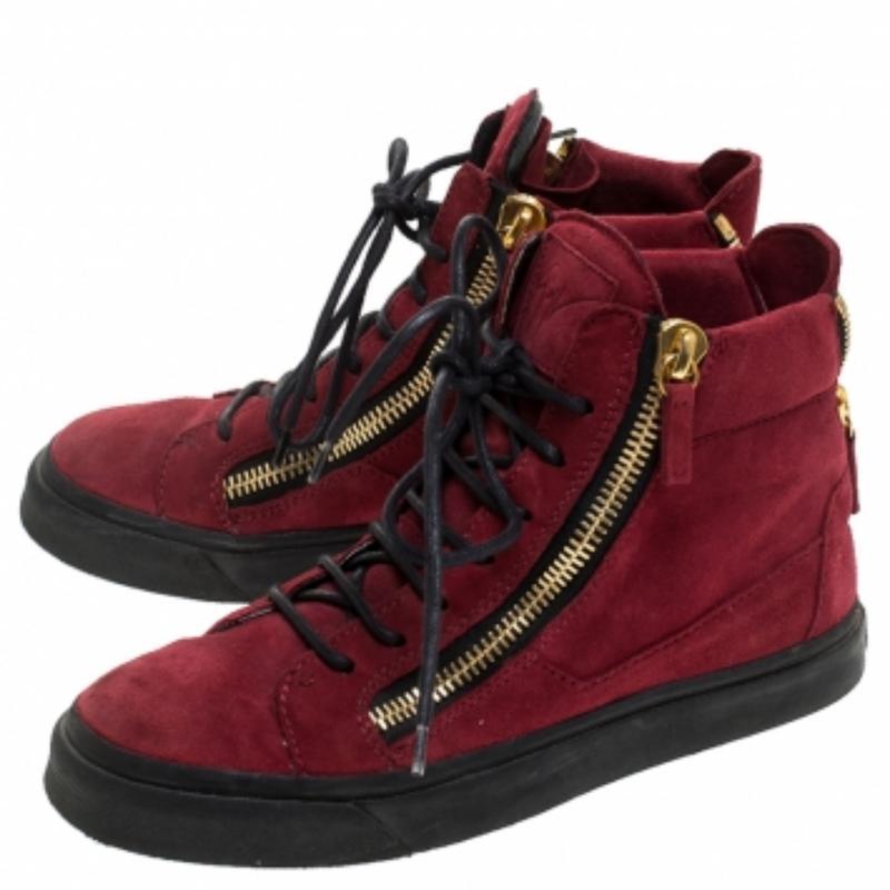 Ces chaussures de Giuseppe Zanotti, qui allient style et confort, sont dotées d'un corps en daim lisse, d'un devant à lacets, d'un logo sur la languette et de fermetures à glissière sur les quartiers et les contreforts. Il est également doté d'une