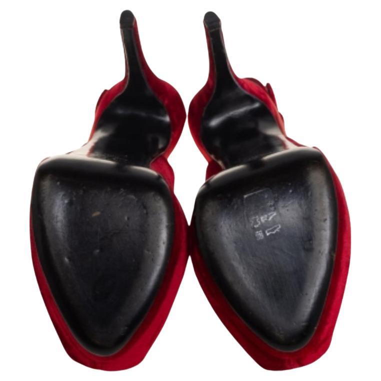 Crafted from velvet, these stylish and modern sandals come from Giuseppe Zanotti. They feature peep toes and slingback straps with buckle fastening. The insoles are leather-lined and the pair is elevated on slim heels and platforms.