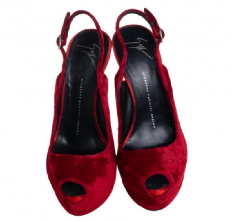 Giuseppe Zanotti Red Velvet  Peep Toe Slingback Platform Sandals Size 38.5 In Good Condition For Sale In Dubai, Al Qouz 2