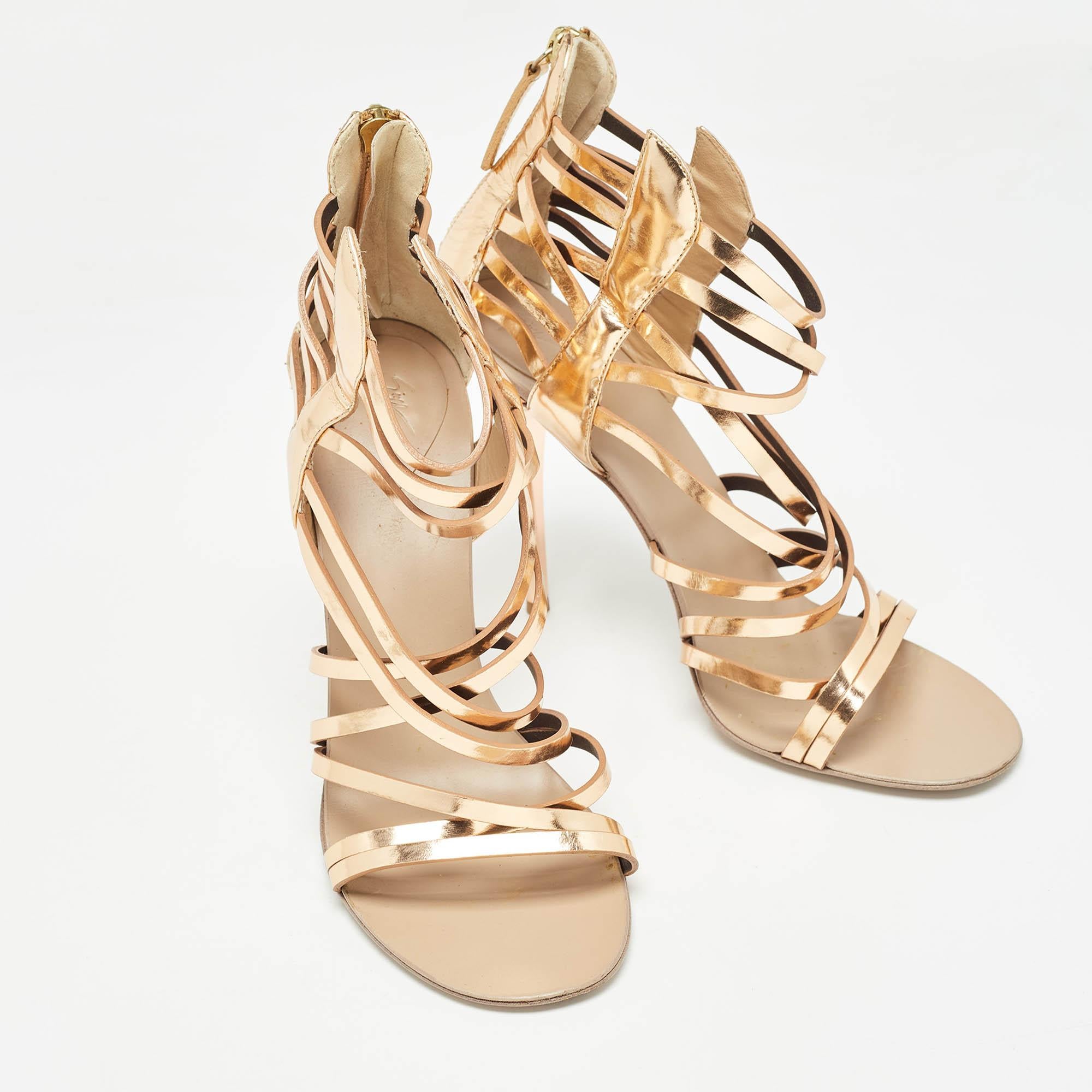 Giuseppe Zanotti Sandalias enjauladas de piel oro rosa talla 37.5 en Bueno estado para la venta en Dubai, Al Qouz 2