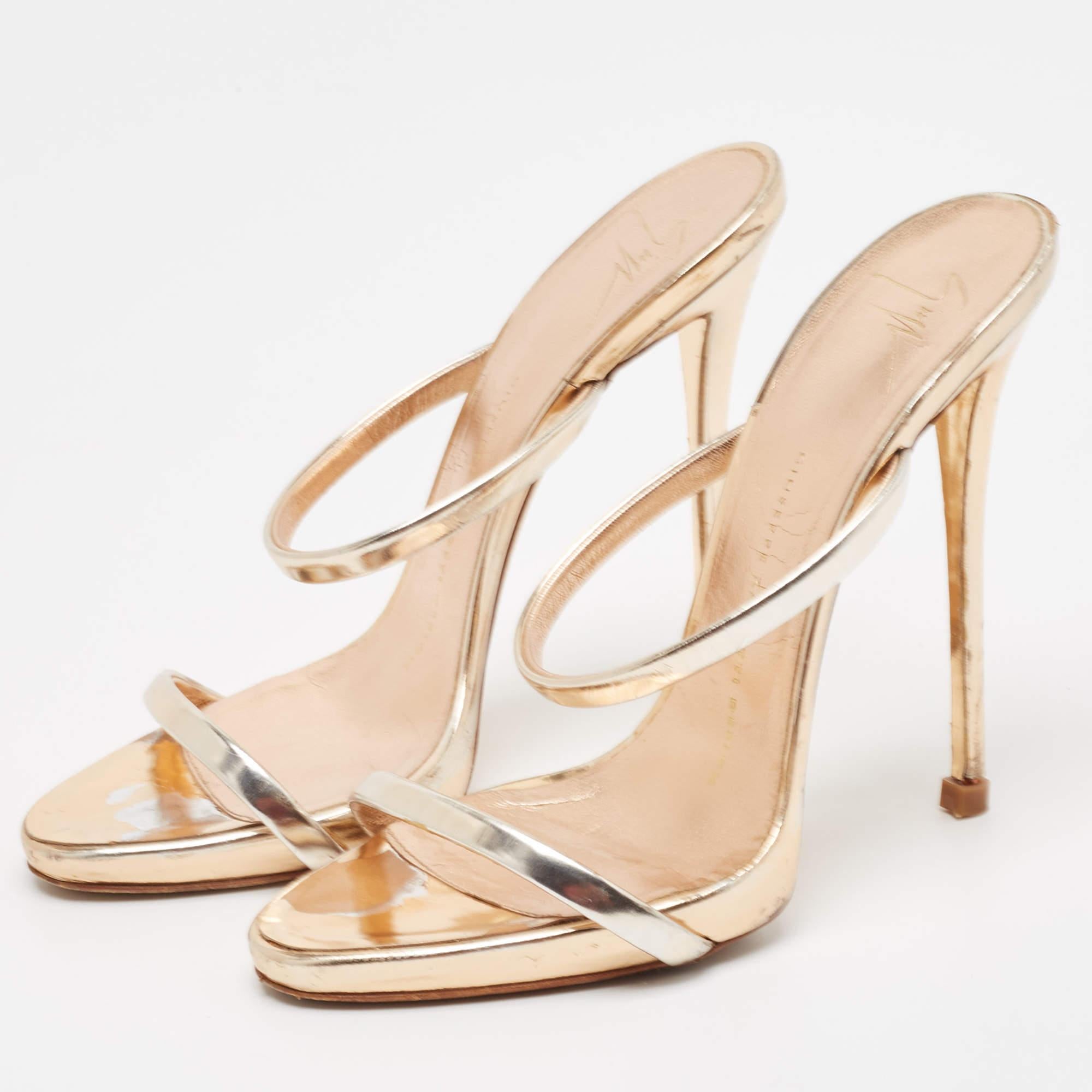 Questi sandali incorniceranno i tuoi piedi in modo elegante. Realizzato con materiali di qualità  hanno un design elegante e solette confortevoli.