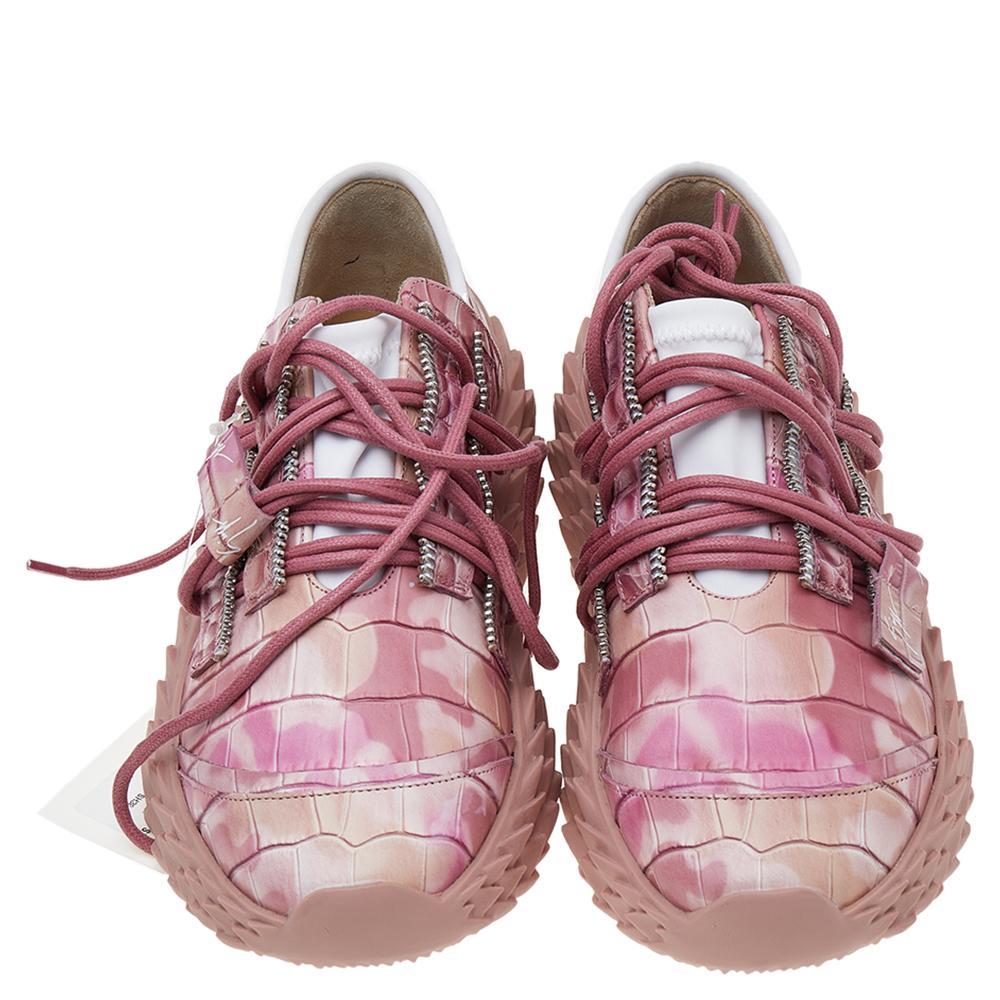 Embrace an aura of confidence with this pair of sneakers from the house of Giuseppe Zanotti. Part of the Urchin collection, this pair features a rose pink surface, textured soles, and a lace-up design. It features a thick-soled silhouette. Pair