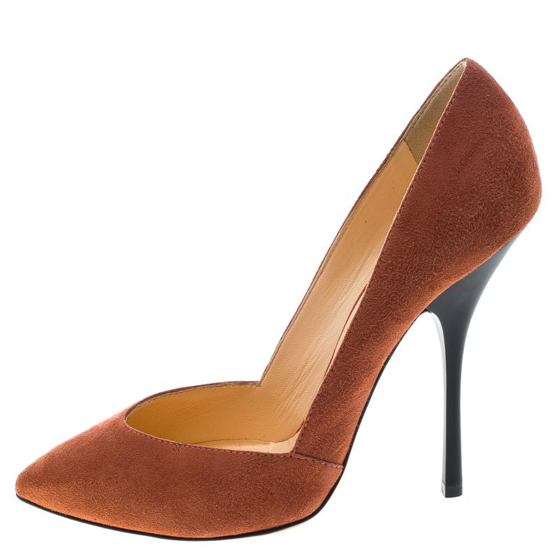 These pumps by Giuseppe Zanotti are so fabulous, they'll be the perfect addition to your shoe collection. Crafted from suede, they flaunt an eye-catching salmon pink hue with pointed toes, 12.5 cm heels, and comfortable insoles. Add shine to your