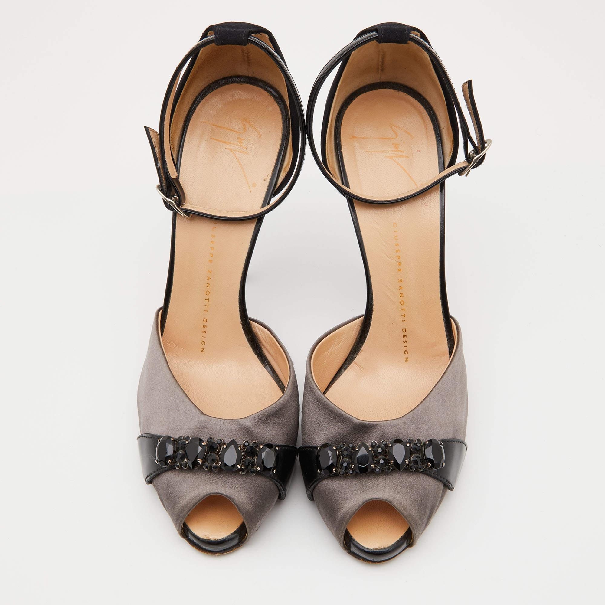 Noir Sandales Giuseppe Zanotti en cuir satiné ornées de cristaux, taille 37,5