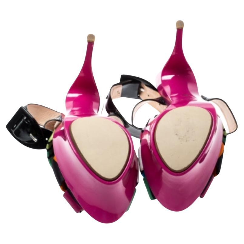  Mantieni il tuo quoziente di stile al massimo con questi bellissimi sandali in vernice e raso. Questo paio di scarpe ha un design con cinturino incrociato e un tacco di 15 cm. Questo adorabile paio di Giuseppe Zanotti aggiungerà un tocco di