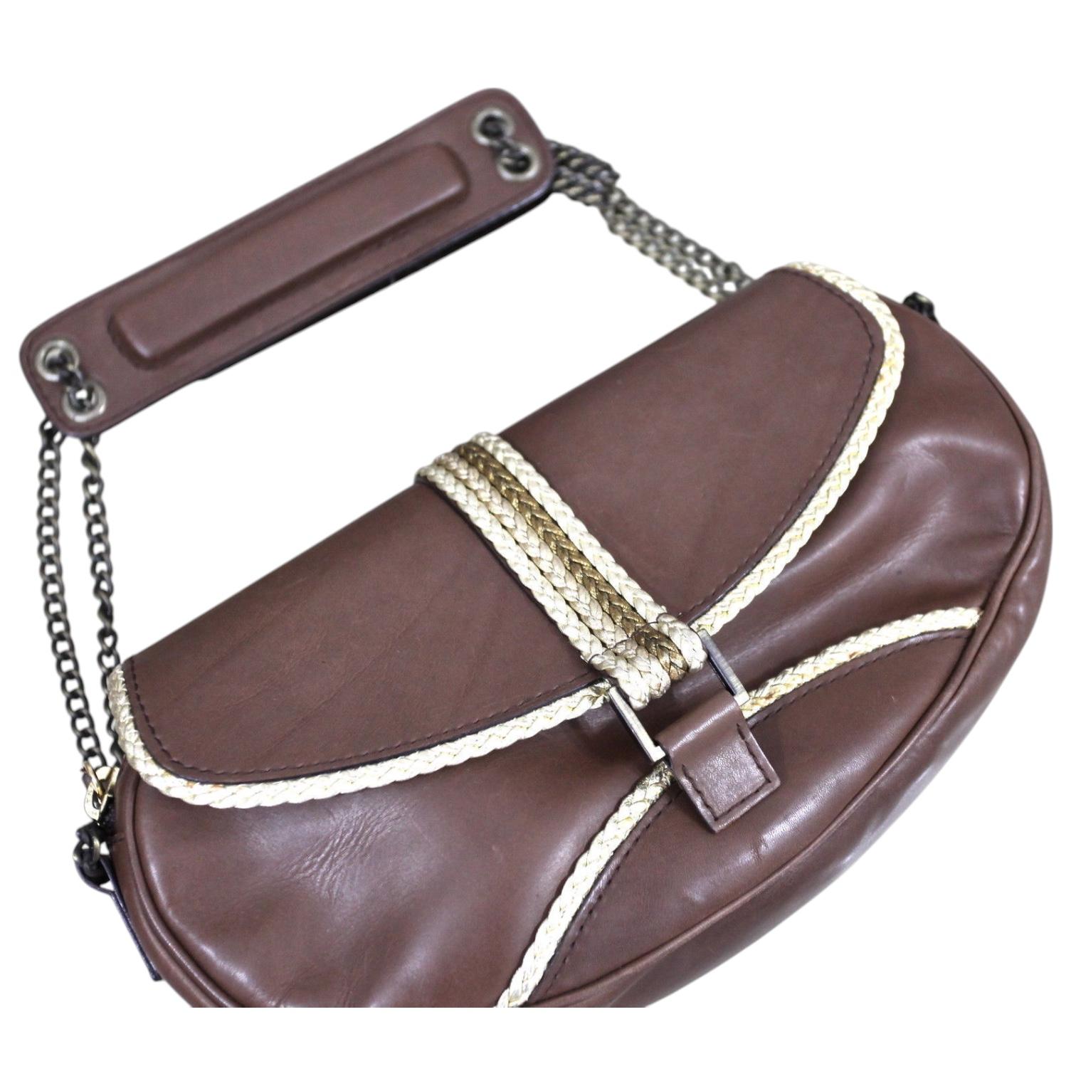 Bandolera de piel marrón chic GIUSEPPE ZANOTTI auténtica garantizada.
DETALLES:
El cuerpo del bolso es de cuero suave marrón cálido con detalles de ribetes de cuero trenzado en tonos dorados.
Cierre magnético a presión.
Correa de cadena única con
