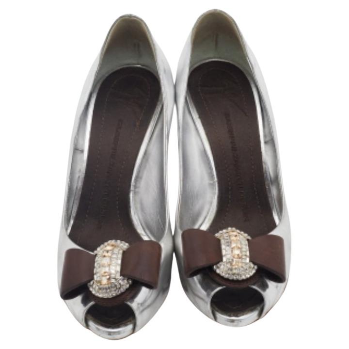 This pair of Giuseppe Zanotti pumps will frame your feet with luxury. Crafted from leather, this gorgeous shoes feature embellished crystal-embellsuhed bows on the vamps and comfortable insoles housing the brand's iconic label. Complete with 11 cm