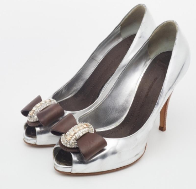 Giuseppe Zanotti Silver/Brown Leather Bow Crystal Peep Toe Pumps Size 37.5 In Good Condition For Sale In Dubai, Al Qouz 2