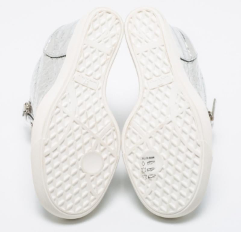 Ces baskets de Giuseppe Zanotti sont d'une beauté stupéfiante ! Elles sont réalisées en cuir argenté gaufré et présentent des bouts ronds, des lacets sur l'empeigne, des doubles fermetures éclair sur les côtés et le logo de la marque sur la