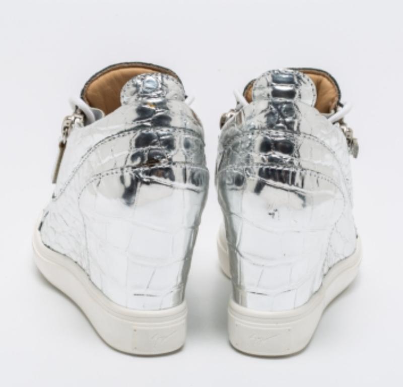 Giuseppe Zanotti Silver Croc Embossed Leather Double Zip Wedge Sneakers Size 37 Excellent état - En vente à Dubai, Al Qouz 2