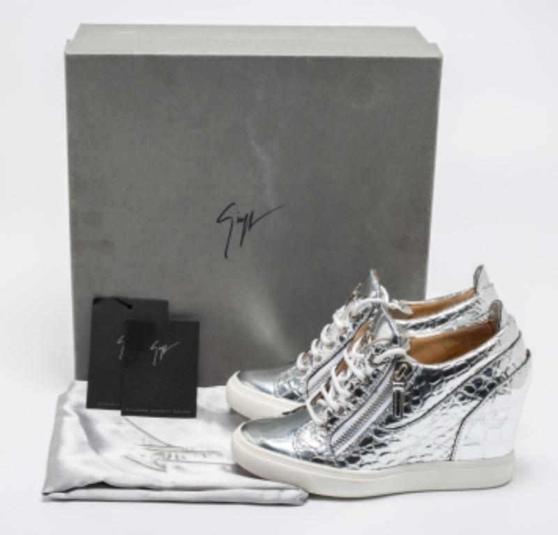Giuseppe Zanotti Silver Croc Embossed Leather Double Zip Wedge Sneakers Size 37 en vente 4