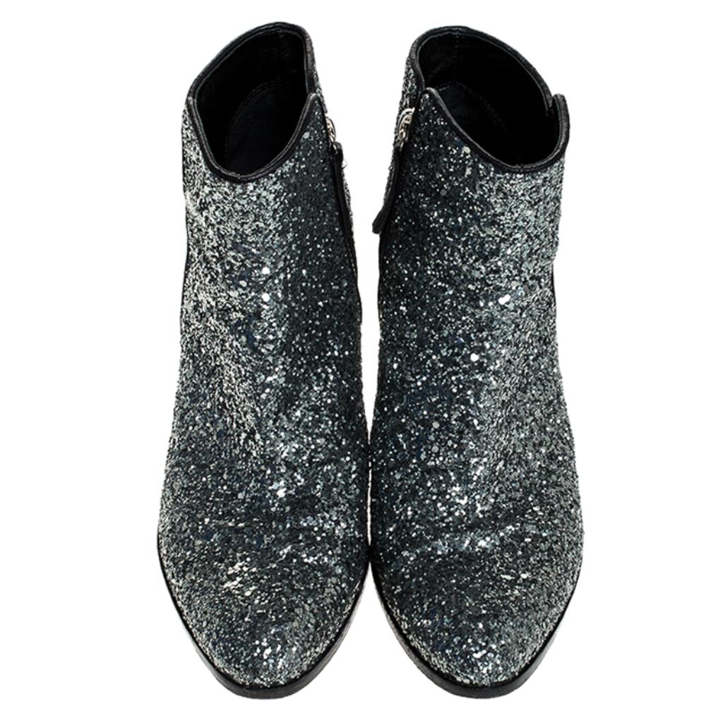 Give your outfit a chic rock 'n' roll flair with these stunning silver glitter ankle boots from Giuseppe Zanotti. These glitter-covered ankle boots have 8.5 cm heels, covered toes, side zippers and leather lining. 

Includes: The Luxury Closet