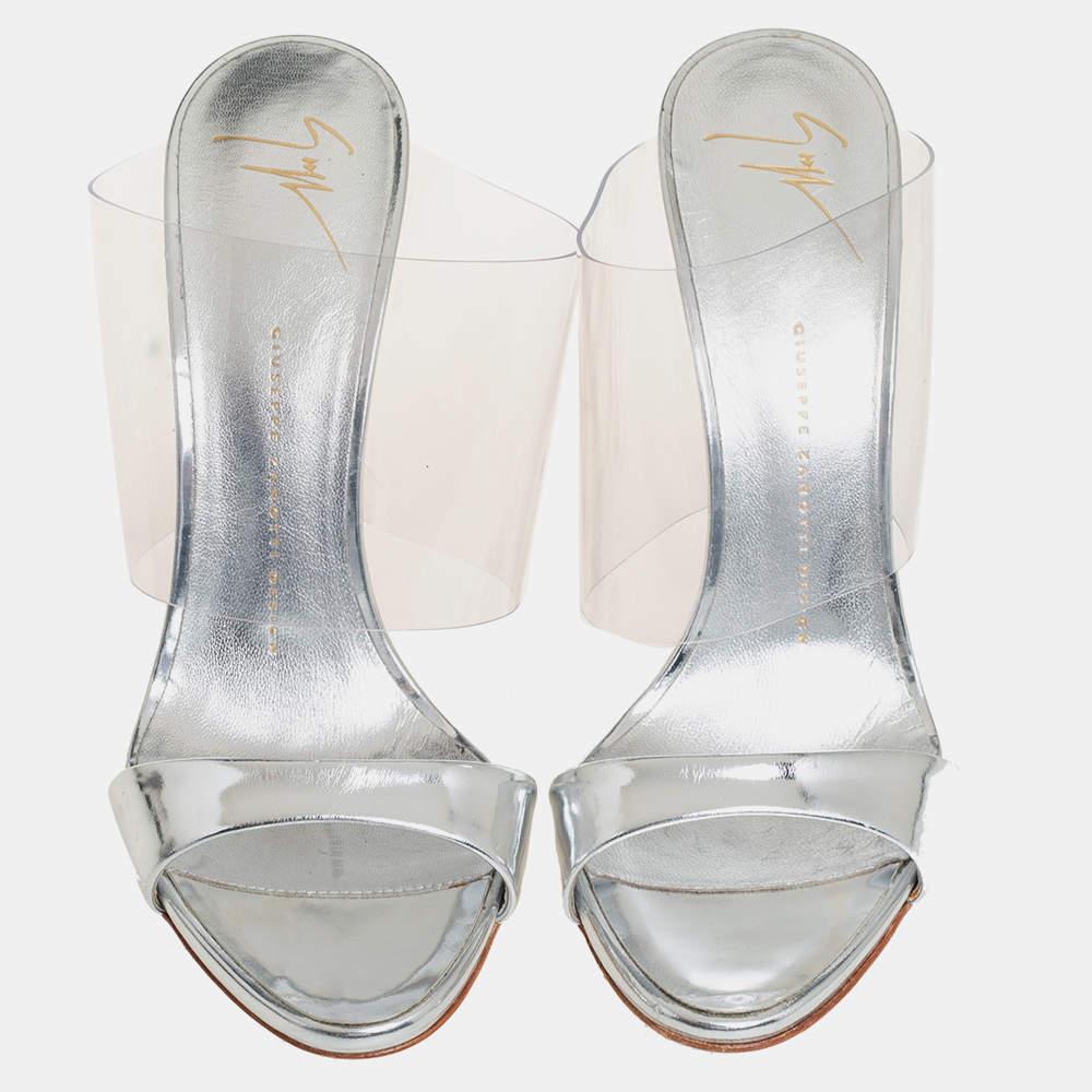 Elevate your style statement and walk with panache in these glamorous sandals from Giuseppe Zanotti. They come crafted from silver leather and feature an open-toe silhouette. They have been styled with wide PVC straps and endowed with comfortable