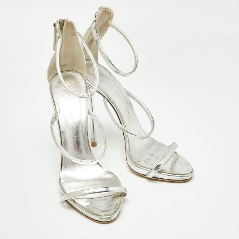 Giuseppe Zanotti Silver Sandali con Cinturino alla Caviglia Taglia 39 In condizioni discrete in vendita a Dubai, Al Qouz 2