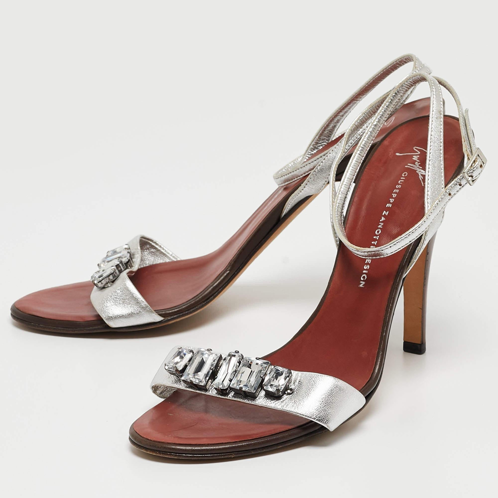 Estas sandalias son chic y contemporáneas. Elaborados con materiales de primera calidad, estos zapatos enmarcarán lujosamente tus pies y llenarán tu día de pasos audaces.