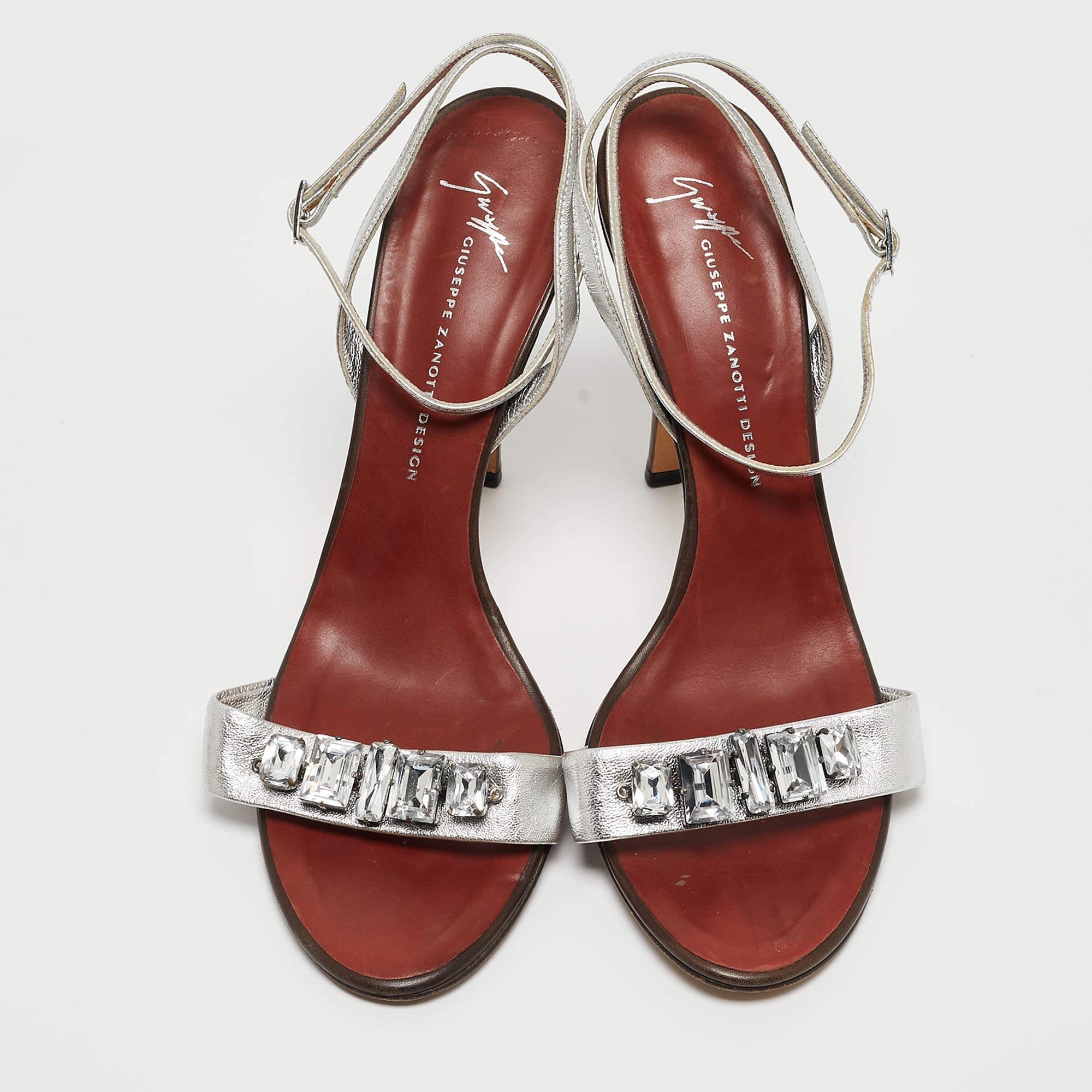 Giuseppe Zanotti Sandalias con correa en el tobillo de piel plateada y adornada con cristales talla 40 Plata en venta