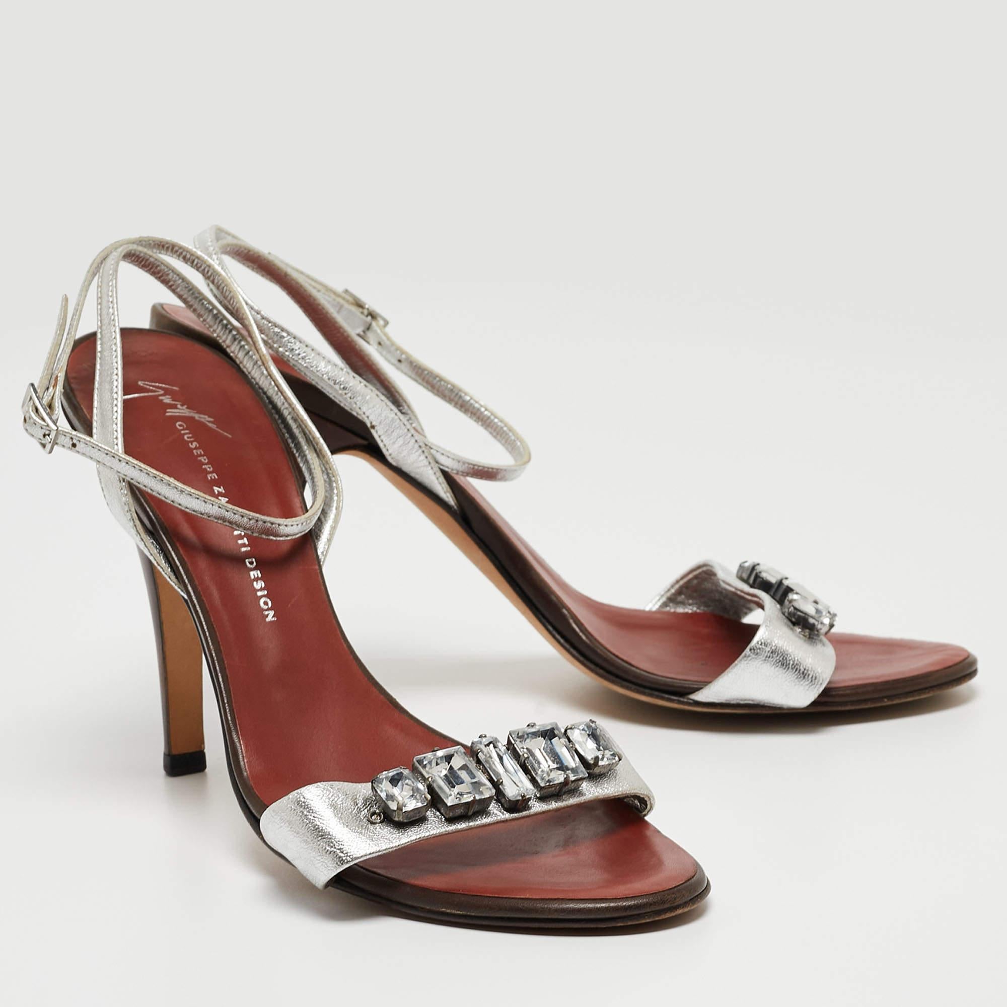 Giuseppe Zanotti Sandalias con correa en el tobillo de piel plateada y adornada con cristales talla 40 en Bueno estado para la venta en Dubai, Al Qouz 2