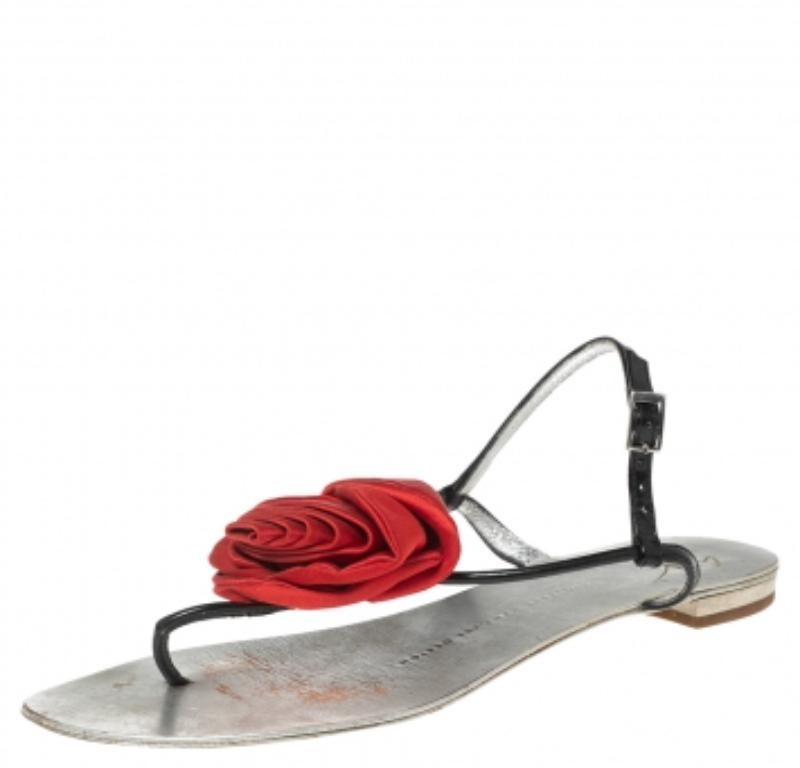 Confort, luxe et mode sont réunis dans ces sandales thong de Giuseppe Zanotti ! Elles sont dotées de lanières en cuir verni argenté, de fermetures à la cheville et d'un motif de rose rouge perché sur l'empeigne.