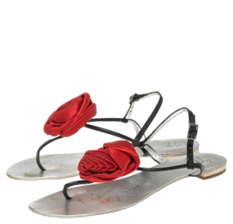 Argent Sandales longues Giuseppe Zanotti en cuir argenté ornées de fleurs, taille 37,5 en vente