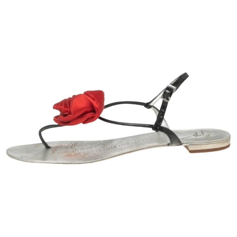 Sandales longues Giuseppe Zanotti en cuir argenté ornées de fleurs, taille 37,5 en vente