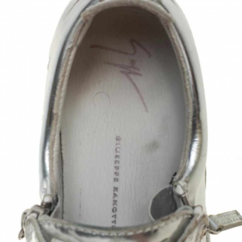 Giuseppe Zanotti Silver Leather Lace up Sneakers Size 40 In Good Condition For Sale In Dubai, Al Qouz 2