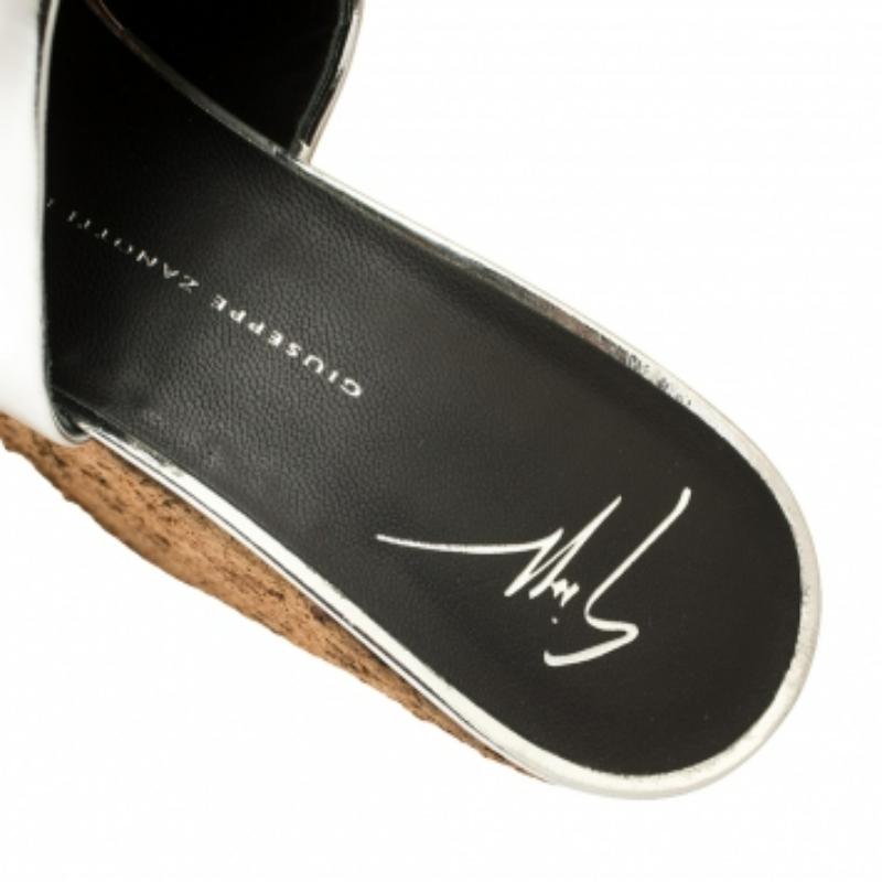 Giuseppe Zanotti Silver Leather Roz Cork Wedge Platform Slide Sandals Size 40 In Excellent Condition For Sale In Dubai, Al Qouz 2