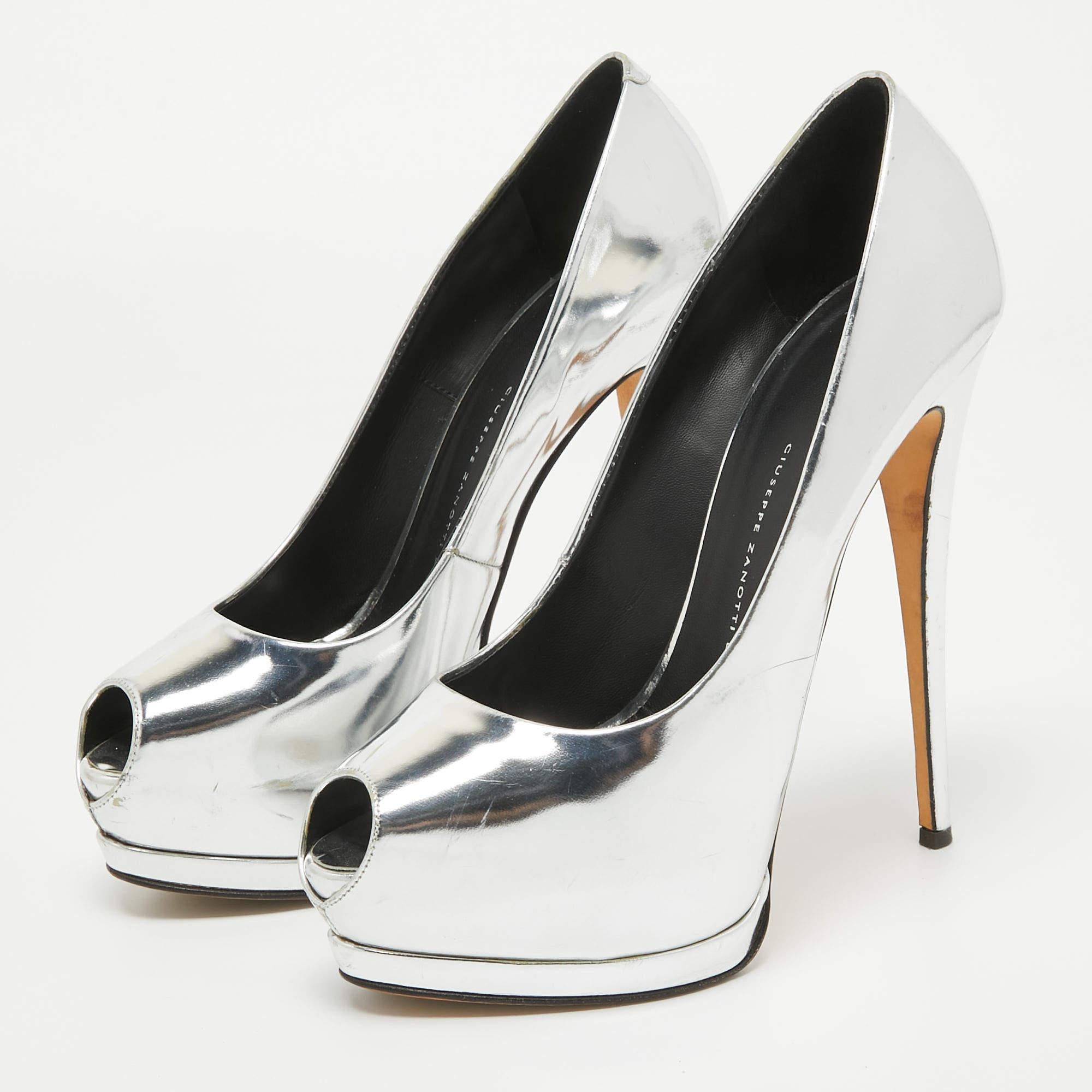 Faites preuve de chic avec ces escarpins de créateur. Elles présentent des talons robustes et des semelles durables, parfaits pour vos sorties à la mode !

