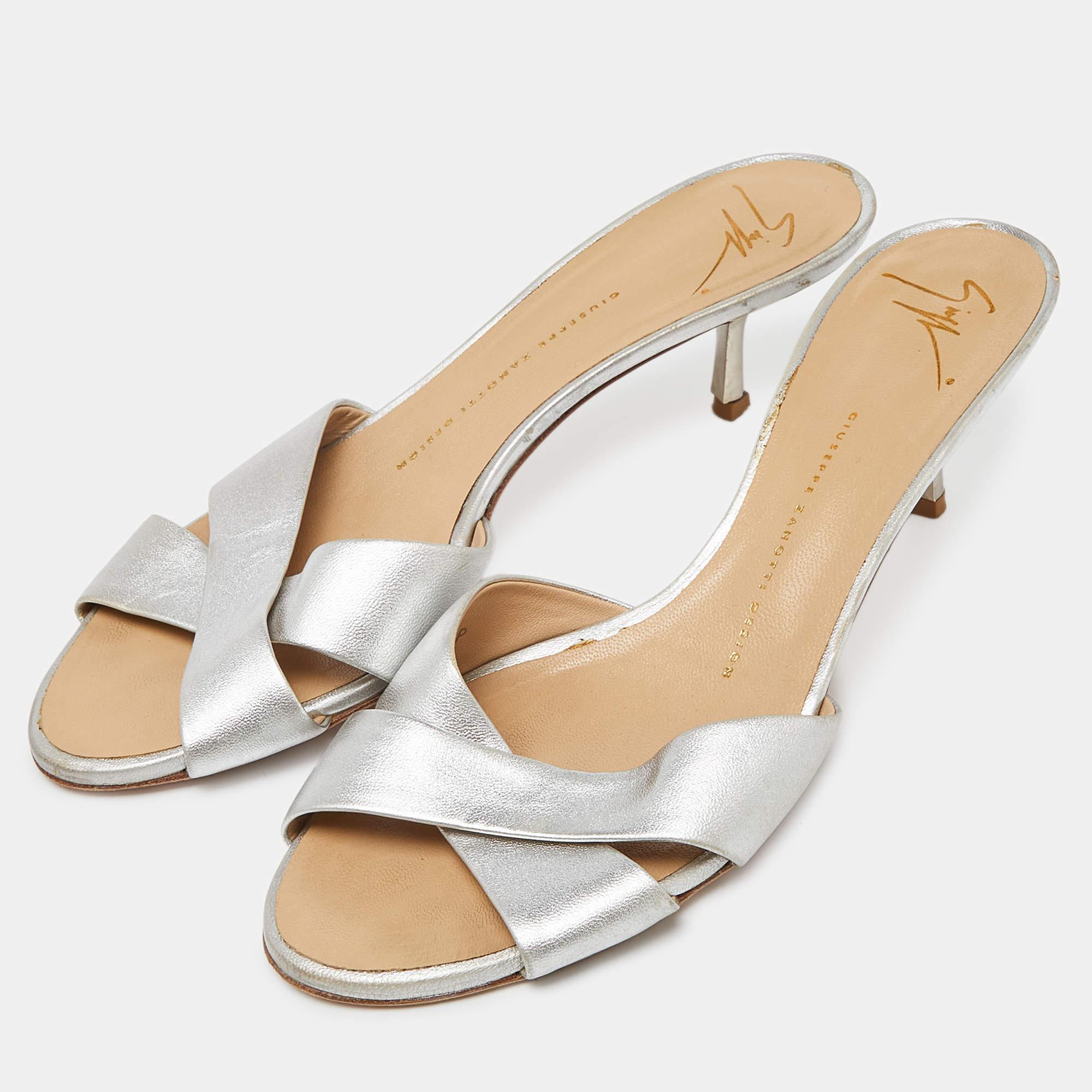 Wear these designer sandals to spruce up any outfit. They are versatile chic and can be easily styled. Made using quality materials these sandals are well built and long lasting.
