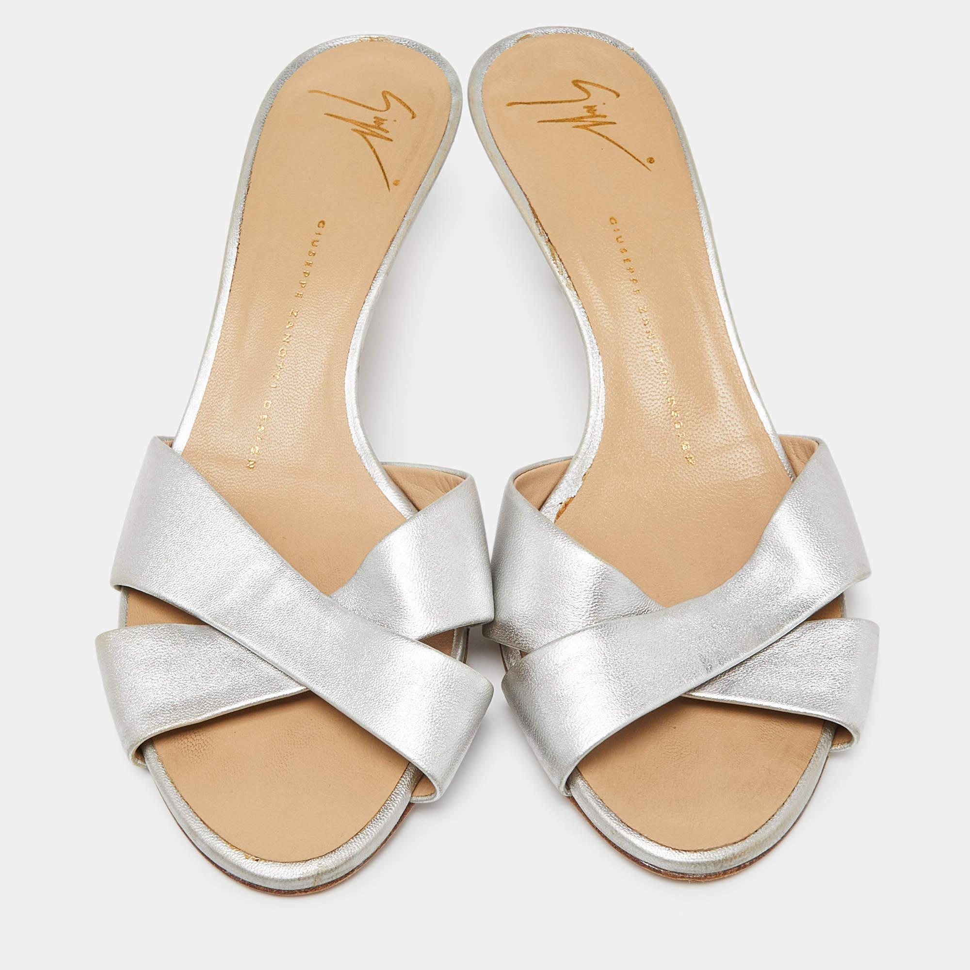 Beige Giuseppe Zanotti Silver Leather Slide Sandals Size 39 For Sale