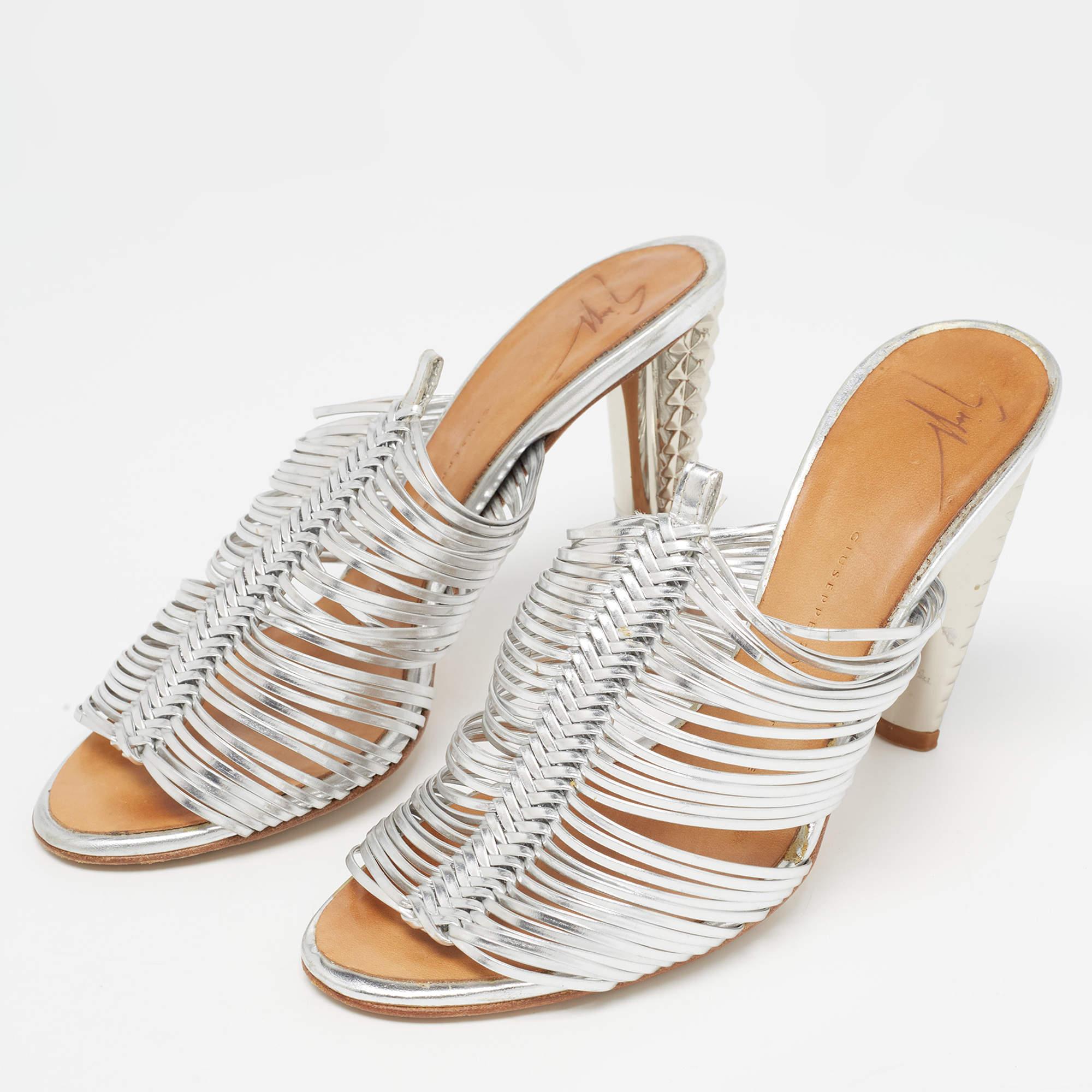Ces mules argentées intemporelles Giuseppe Zanotti sont destinées à durer saison après saison. Ils ont un ajustement confortable et une finition de haute qualité.