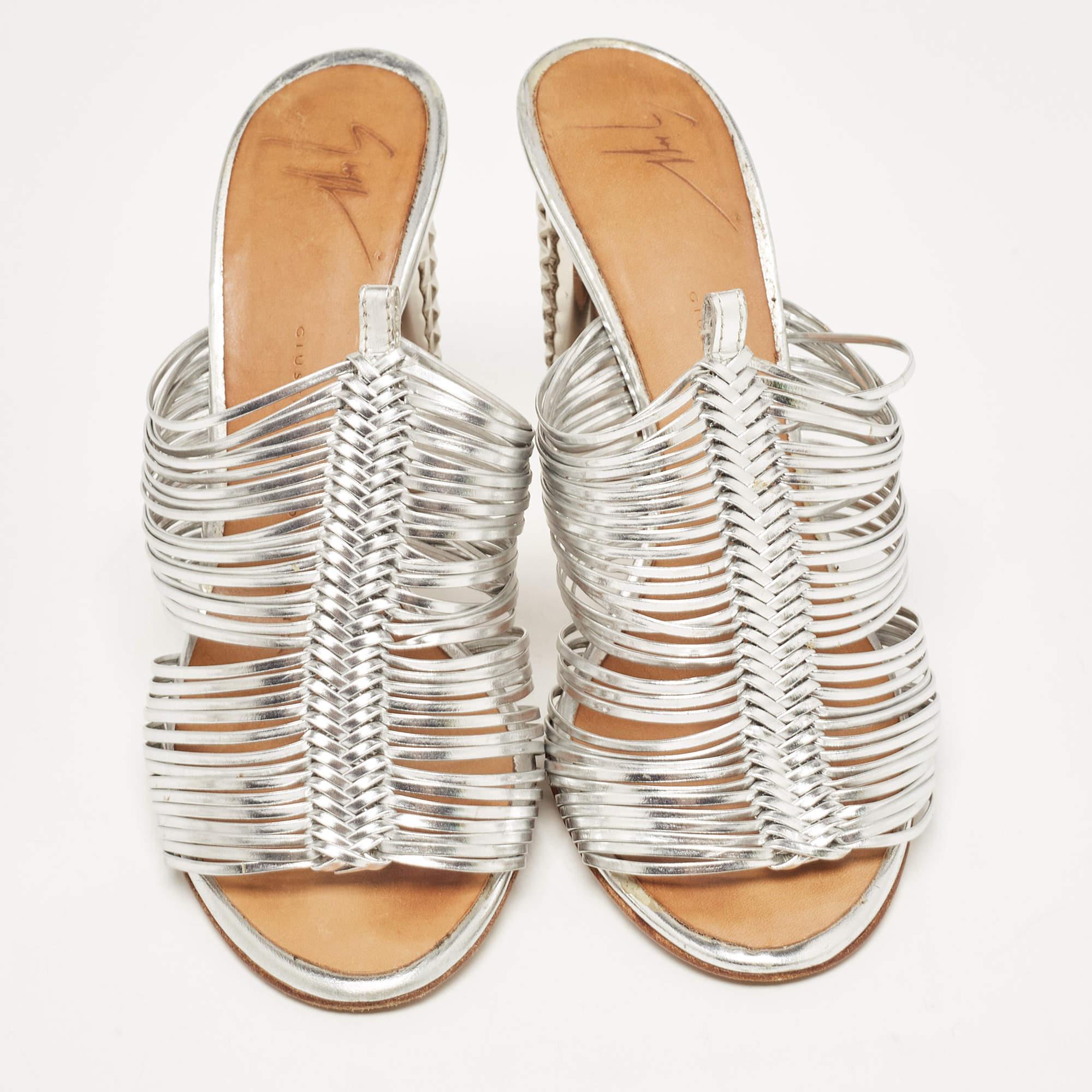 Beige Mules à lanières Giuseppe Zanotti en cuir argenté, taille 35 en vente