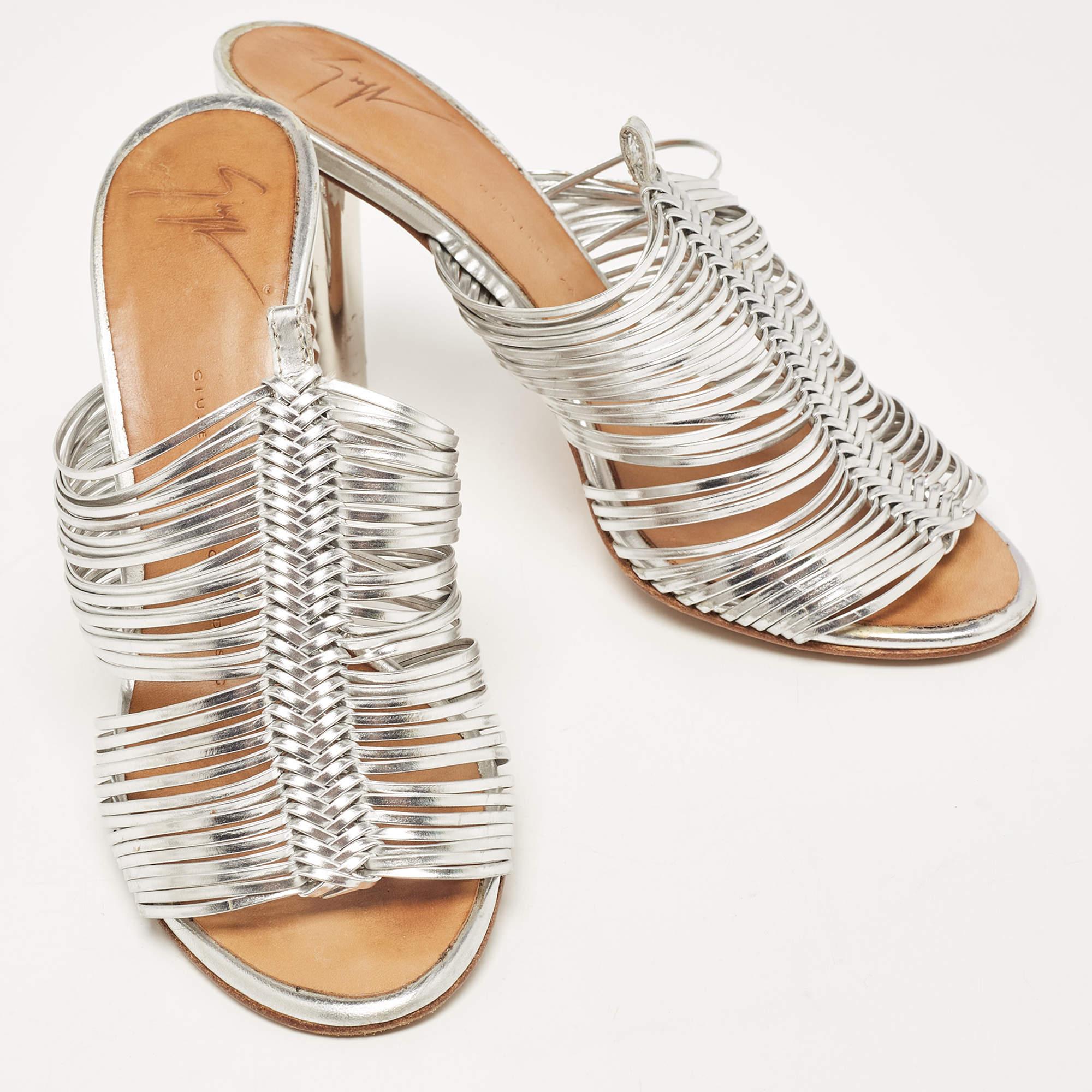 Mules à lanières Giuseppe Zanotti en cuir argenté, taille 35 Bon état - En vente à Dubai, Al Qouz 2