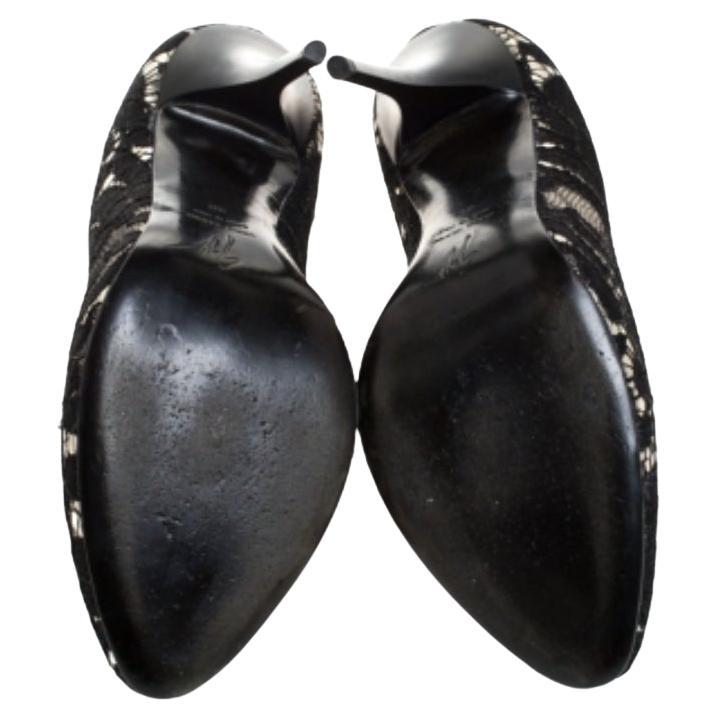 Mit diesem Modell hat Giuseppe Zanotti ein weiteres wunderschönes Paar Pumps vorgestellt. Fühlen Sie sich schön und bequem in diesen Pumps aus Metallic-Leder mit schwarzem Spitzen-Overlay. Sie sind mit bequemen Einlegesohlen und hohen