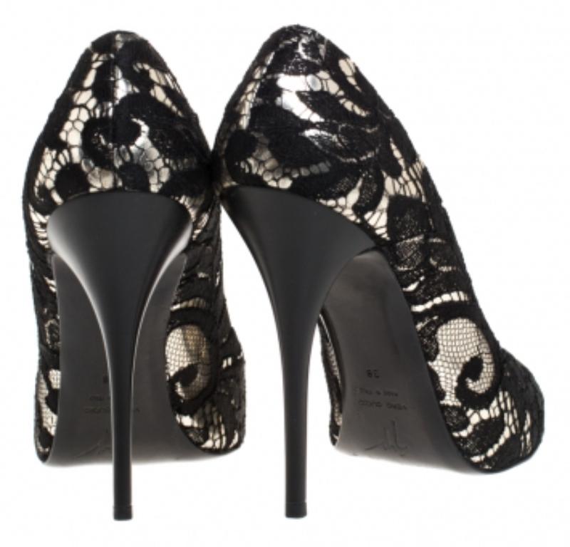 Giuseppe Zanotti Silber Metallic Leder und Schwarze Spitze Pumps Größe 38 im Zustand „Gut“ im Angebot in Dubai, Al Qouz 2
