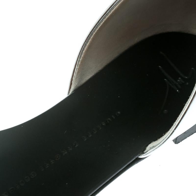 Giuseppe Zanotti Silver Patent Leather Pearl Ankle Strap Flats Size 38 In Good Condition For Sale In Dubai, Al Qouz 2