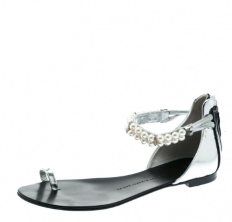 Giuseppe Zanotti Silbernes Lackleder Perlenverzierte Zehenring Flats Größe 38 Damen im Angebot