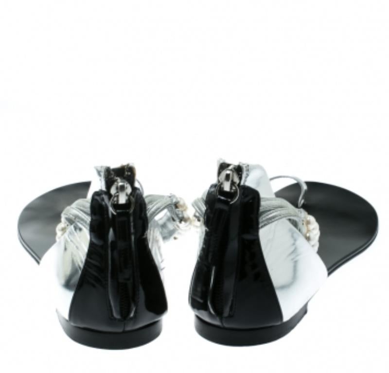 Giuseppe Zanotti Silbernes Lackleder Perlenverzierte Zehenring Flats Größe 38 im Angebot 1
