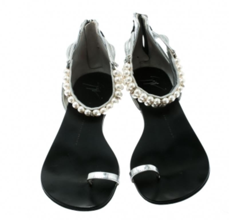 Giuseppe Zanotti Silbernes Lackleder Perlenverzierte Zehenring Flats Größe 38 im Angebot 2