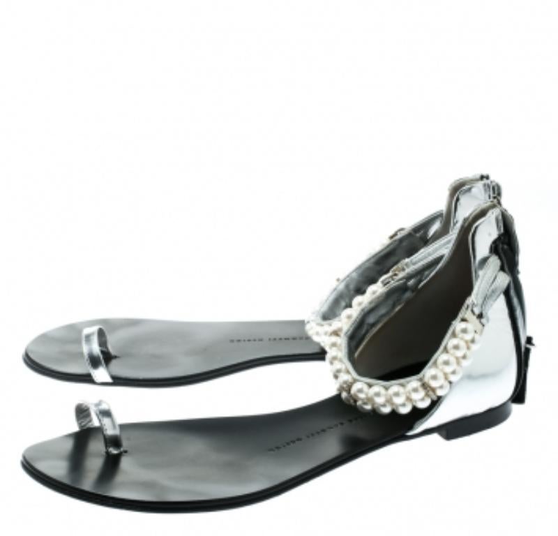 Giuseppe Zanotti Silbernes Lackleder Perlenverzierte Zehenring Flats Größe 38 im Angebot 3