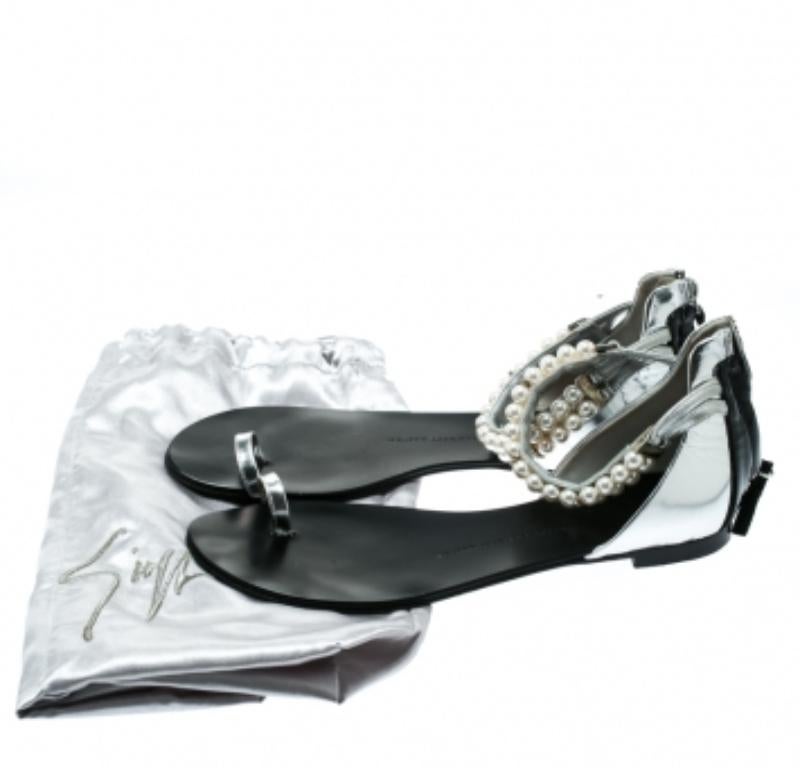 Giuseppe Zanotti Silbernes Lackleder Perlenverzierte Zehenring Flats Größe 38 im Angebot 4