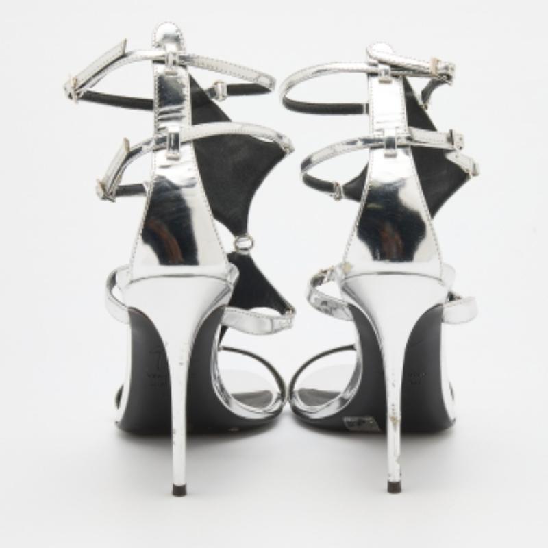 Giuseppe Zanotti Silver Patent Leather Strappy Gladiator Sandals Size 37.5 In Good Condition For Sale In Dubai, Al Qouz 2
