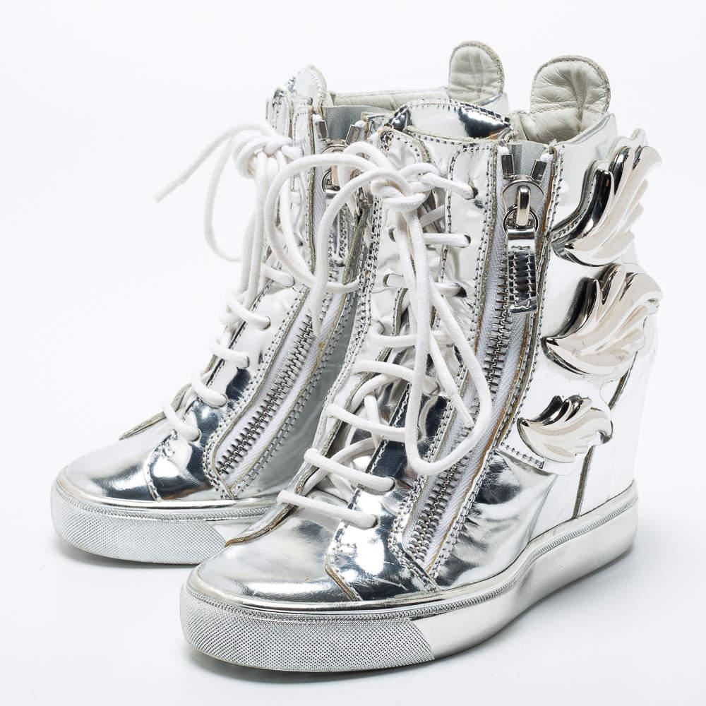 These designer sneakers represent the idea of comfortable fashion. They are crafted from high-quality materials and designed with nothing but style. A perfect fit for all casual occasions, these sneakers will spruce up any look effortlessly.