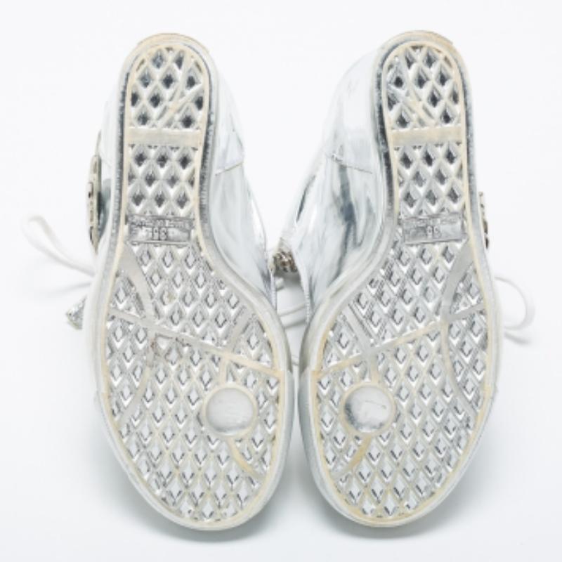 Ces baskets de marque représentent l'idée d'une mode confortable. Ils sont fabriqués à partir de matériaux de haute qualité et conçus avec rien d'autre que du style. Parfaitement adaptées à toutes les occasions décontractées, ces baskets