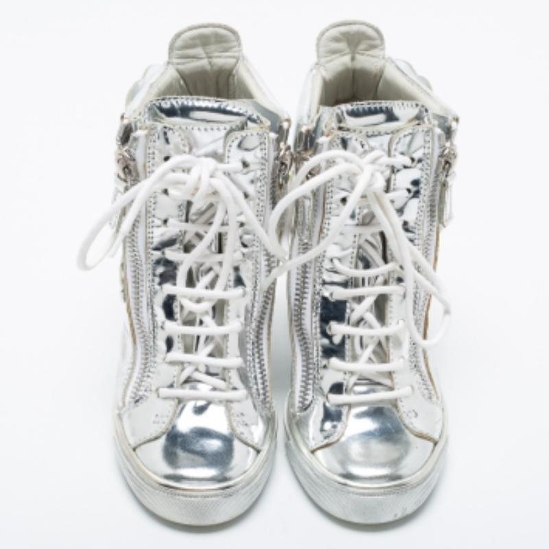 Giuseppe Zanotti Baskets compensées en cuir verni argenté taille 35 en vente 1