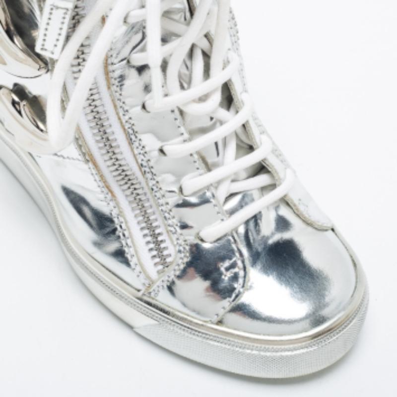 Giuseppe Zanotti Baskets compensées en cuir verni argenté taille 35 en vente 2