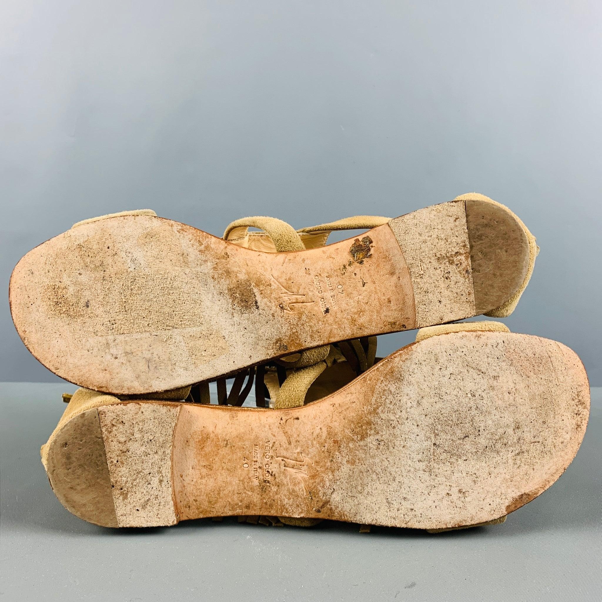 GIUSEPPE ZANOTTI Größe 10 Beige Wildleder-Sandalen mit Nieten und Fransen im Angebot 2